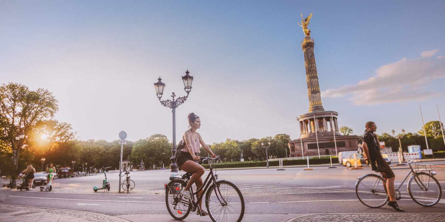 deutschland-berlin-frau-auf-fahrrad-1414981179.jpg