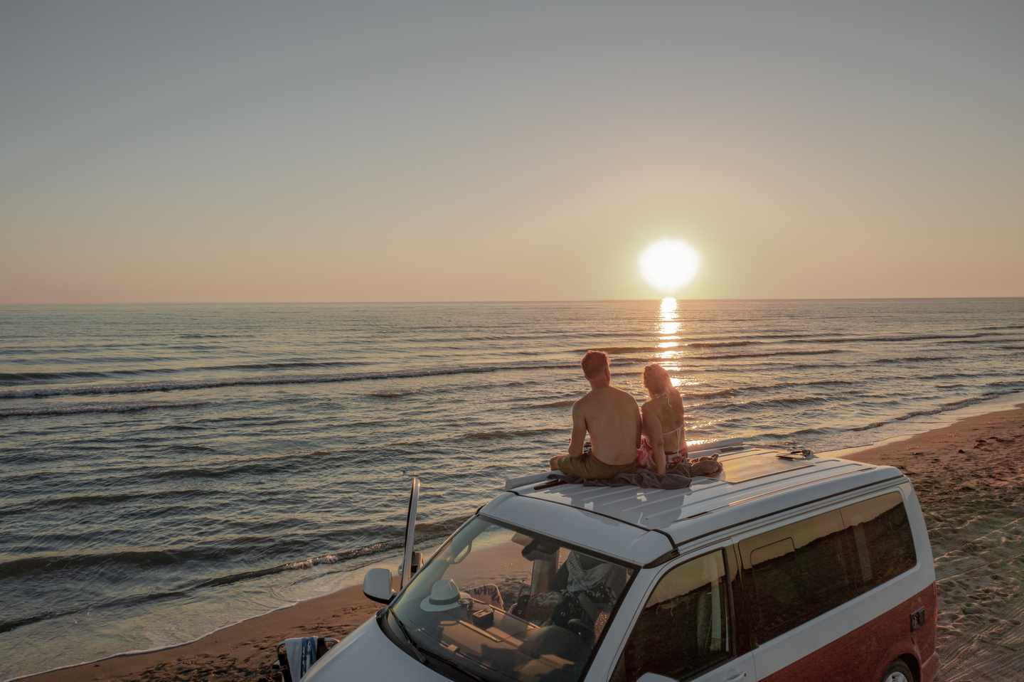 albanien-meer-sonnenuntergang-paar-camper-g-1432167759.jpg
