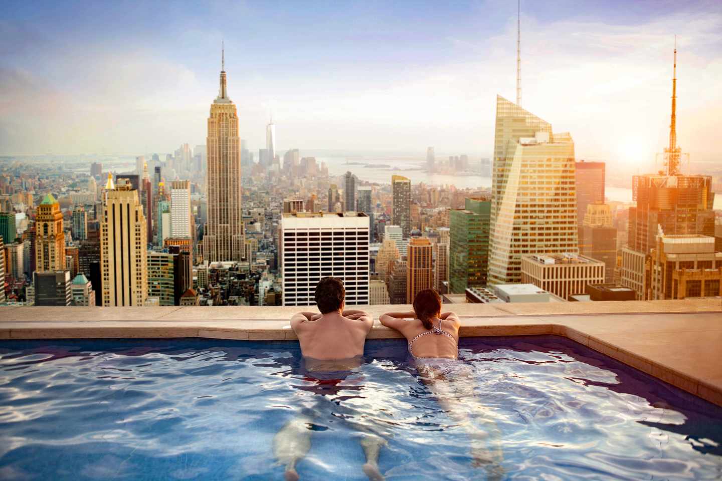 usa-new-york-paar-im-pool-mit-stadtblick-g-535761281.jpg