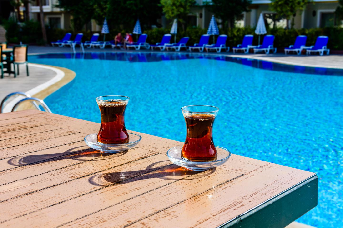 Schwarzer-Tee-in-traditionell-türkischen-Gläsern-am-Pool-g-1428113313.jpg