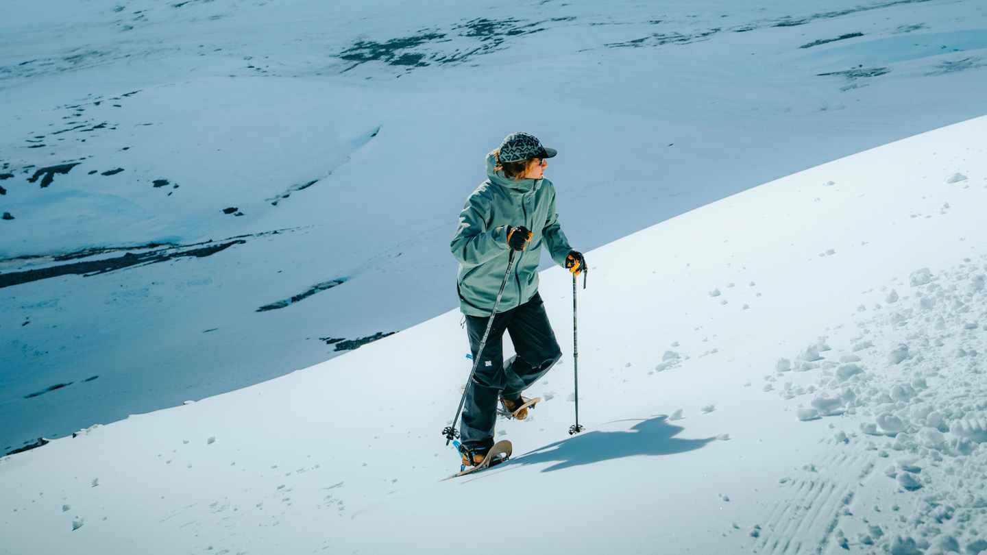 Schneeschuhwandern in winterlicher Landschaft 