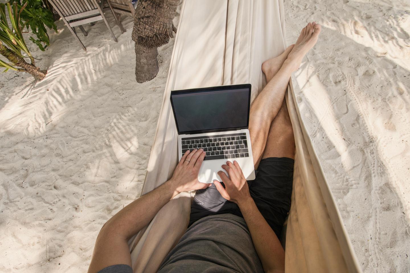 lang-workation-strand-haengematte-laptop-g1487006161.jpg