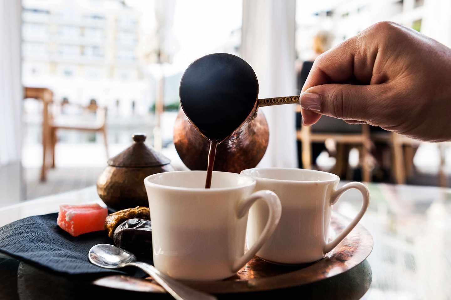 tuerkei-bucket-list-zubereitungszeremonie-des-beruehmten-tuerkischen-kaffees-g-806137154.jpg