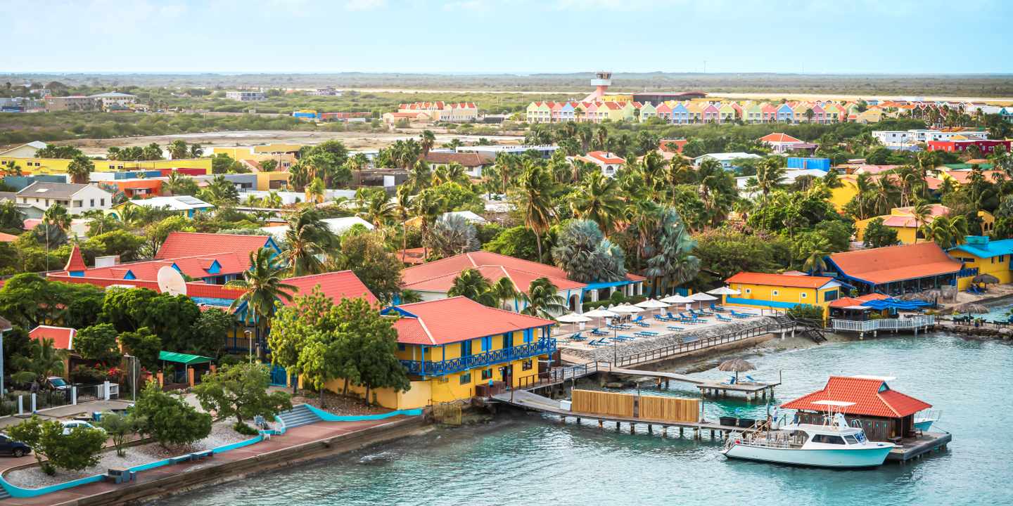 bonaire-kralendijk-bunte-haeuser-landschaft-g-1456014567.jpg