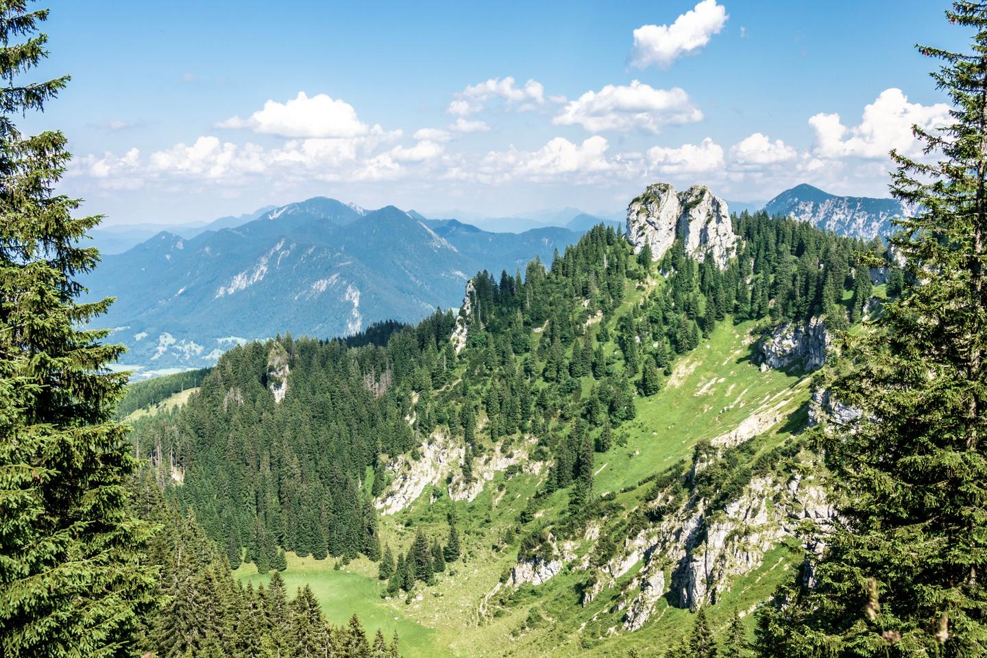 deutschland-alpen-ettaler-mandl-bei-garmisch-patenkirchen-1006620636.jpg