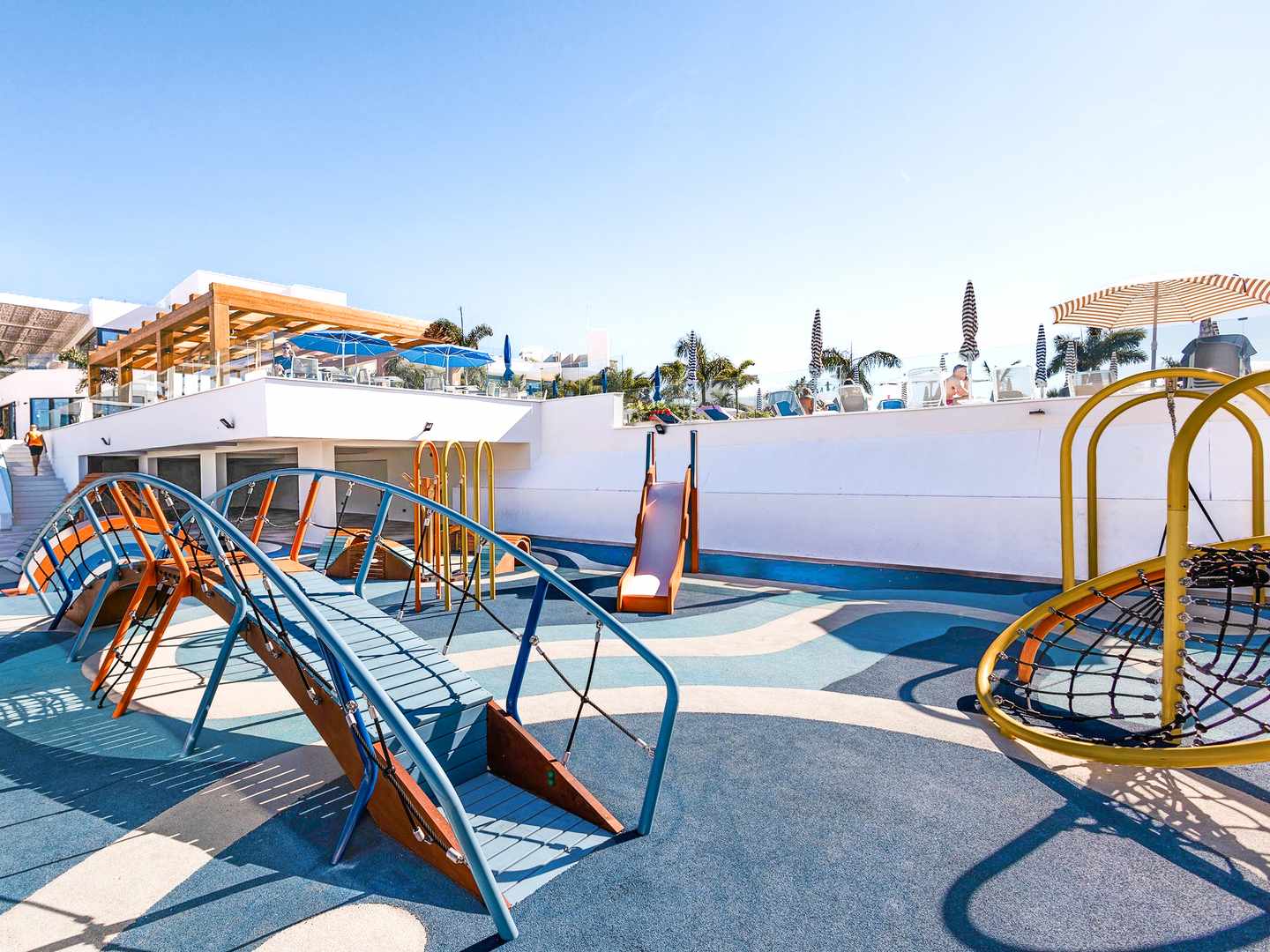 blt7e3260b8b8a95f1d-spanien-kanaren-gran-canaria-servatur-puerto-azul-h-DER1533461.jpg Spielplatz mit Kletterelementen und Rutsche im Familienhotel Servatur Puerto Azul auf Gran Canaria