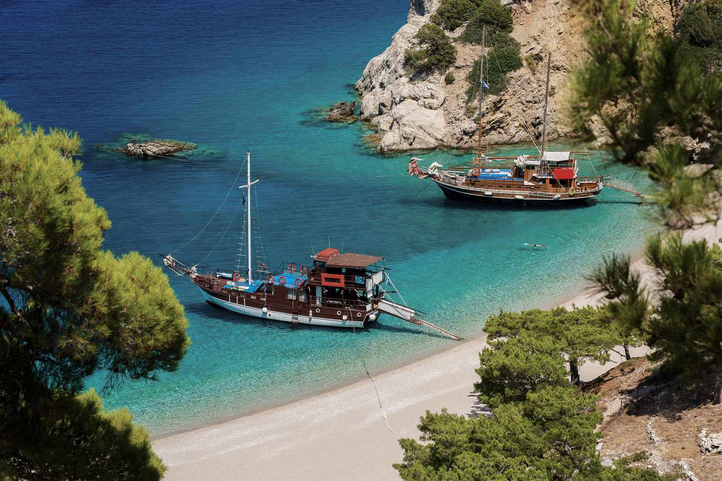 griechenland-karpathos-apella-bucht-ausflugsboote-g-495785284.jpg