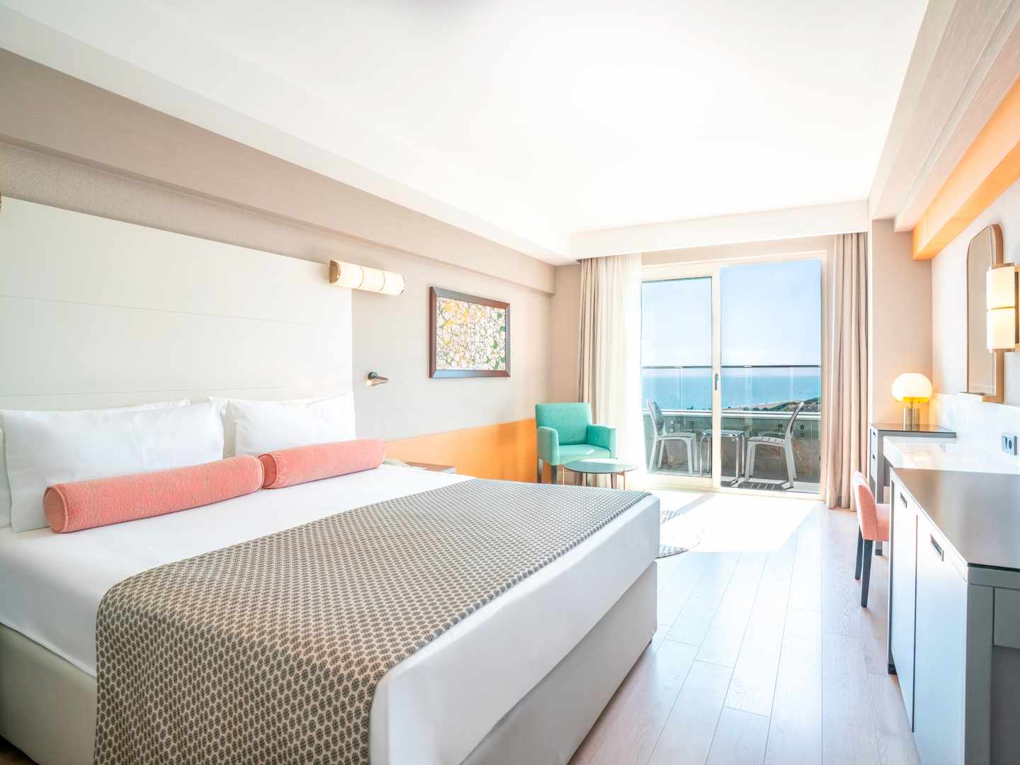 bltdd846498fcab5dcf-tuerkei-side-trendy-aspendos-beach-rutschen-pool-familienhotel-DER1647740.jpg Clean und hell: Ein Zimmer im Trendy Aspendos Beach mit Meerblick