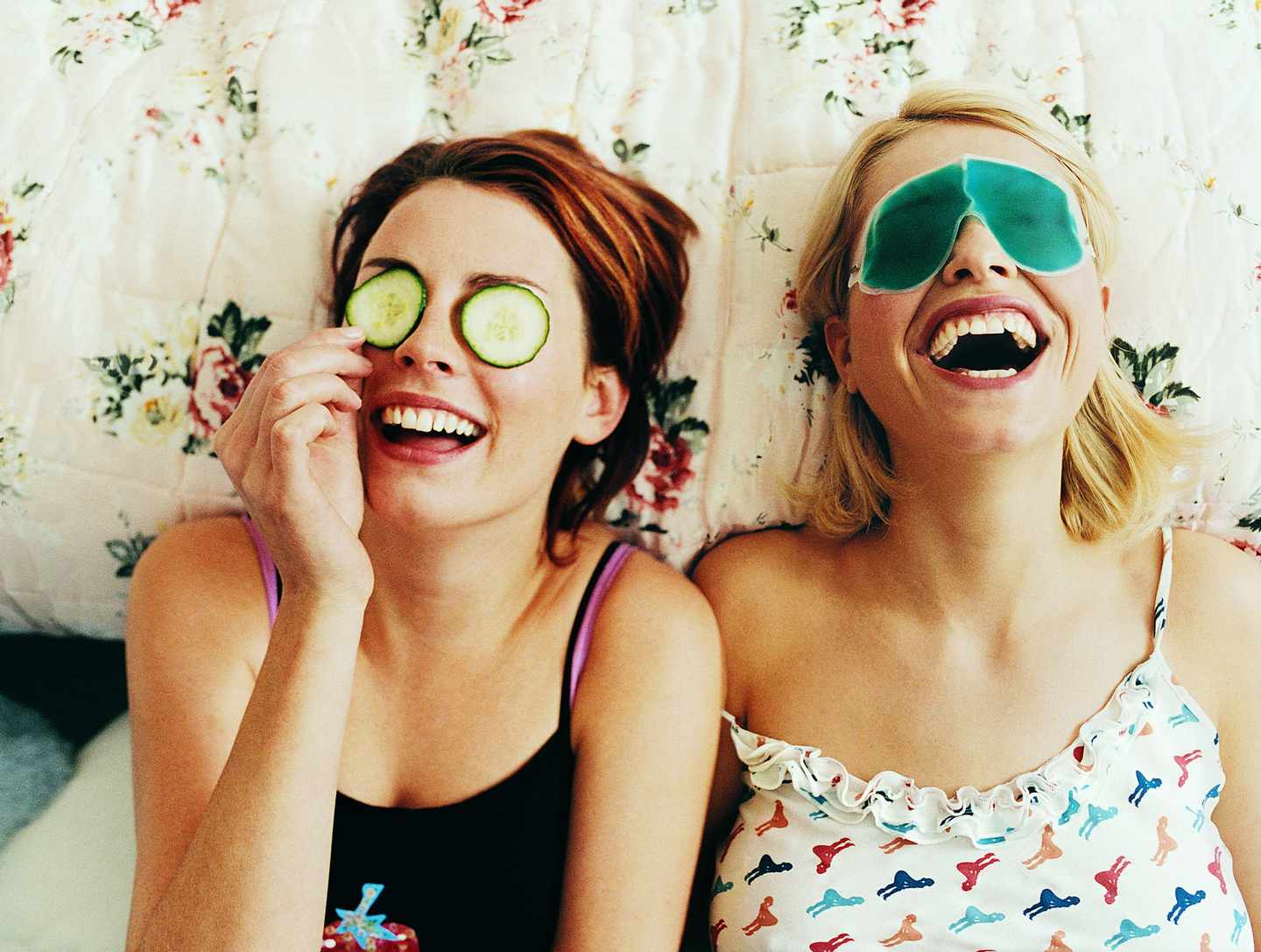 kosmetik-abschminken-gurkenmaske-frauen-g-708017.jpg