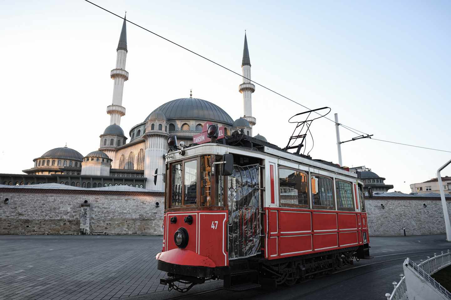 tuerkei-istanbul-taksim-platz-mit-straßenbahn-g-2048572797_bearbeitet.jpg