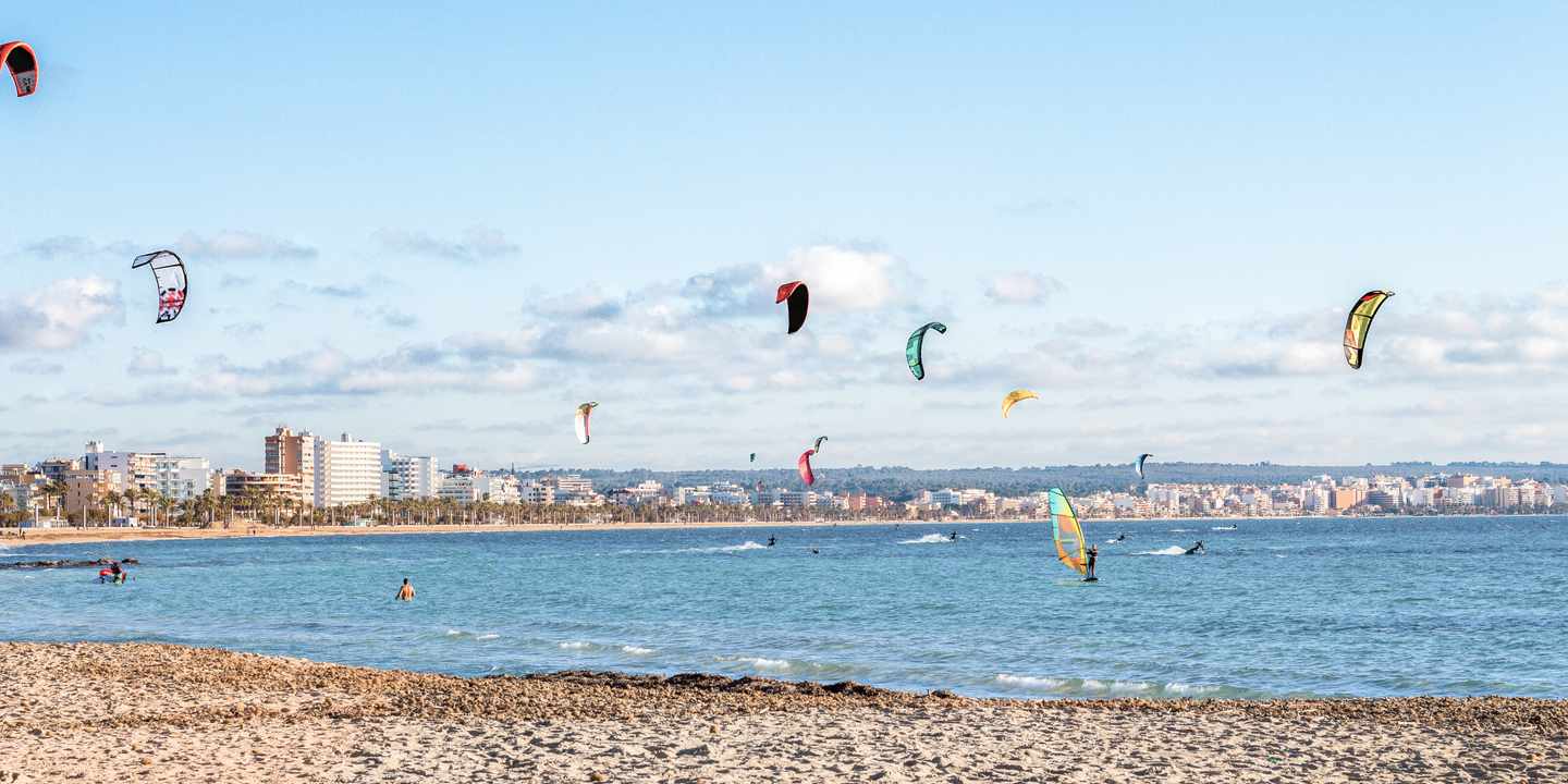 spanien-balearen-mallorca-can-pastilla-kitesurfen-bucht-strand-urlaub-g-1359025715.jpg