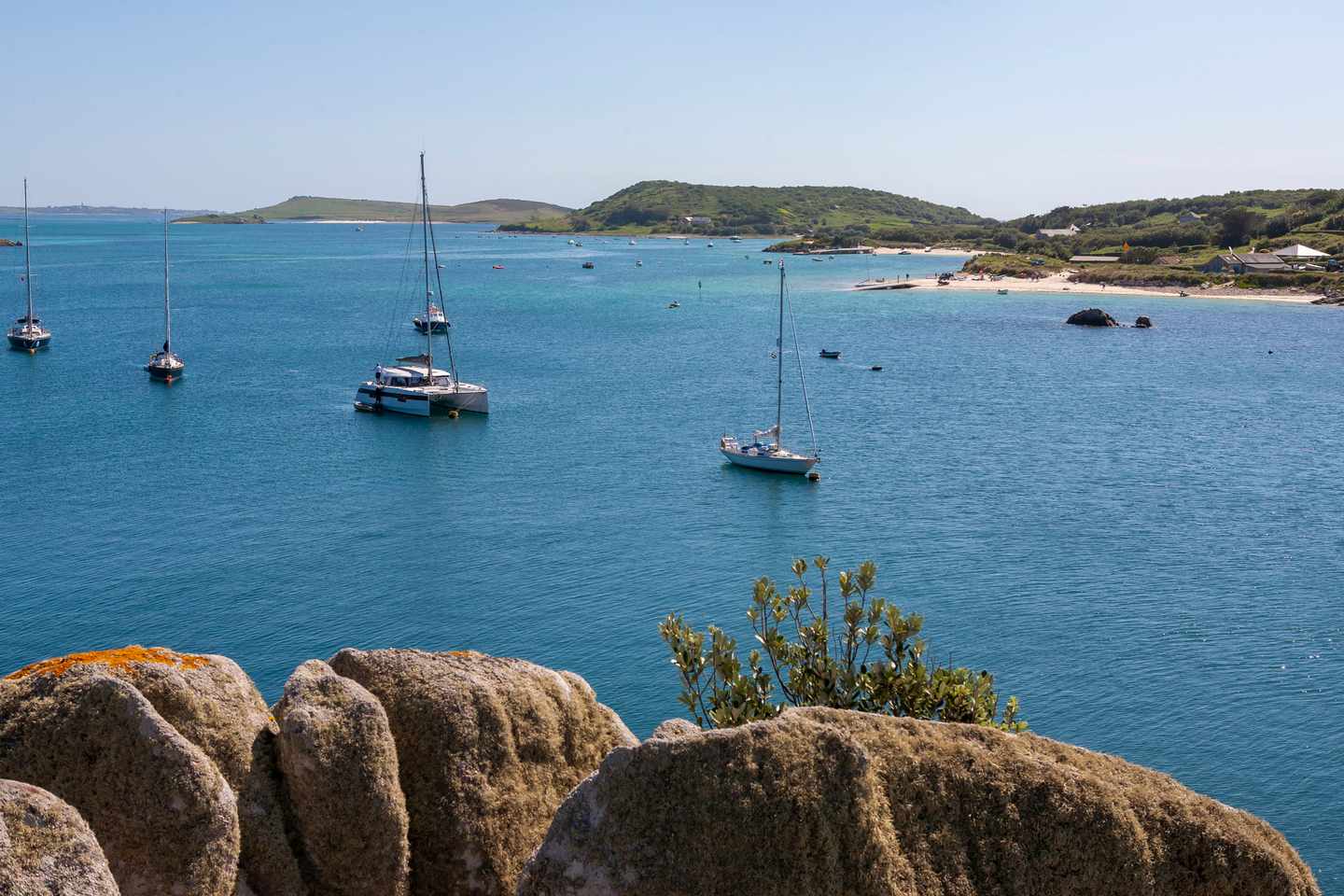 großbritannien-scilly-inseln-tresco-yachten-vor-anker-g-1550104382.jpg