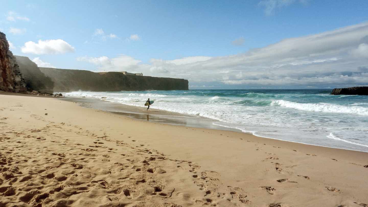 portugal-algarve-surfer-am-strand-g-1266632842_bearbeitet.jpg