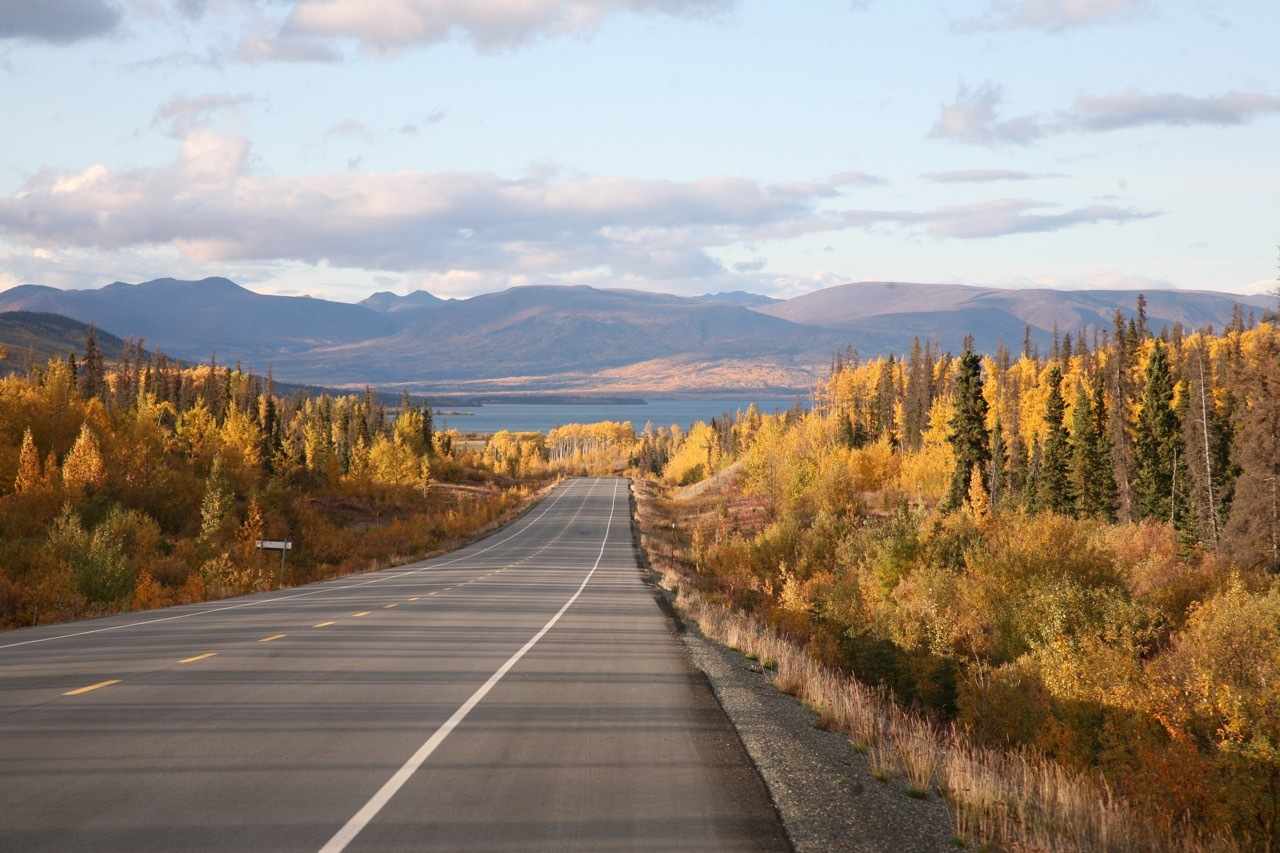 kanada-yukon-landschaft-berge-strasse.jpeg