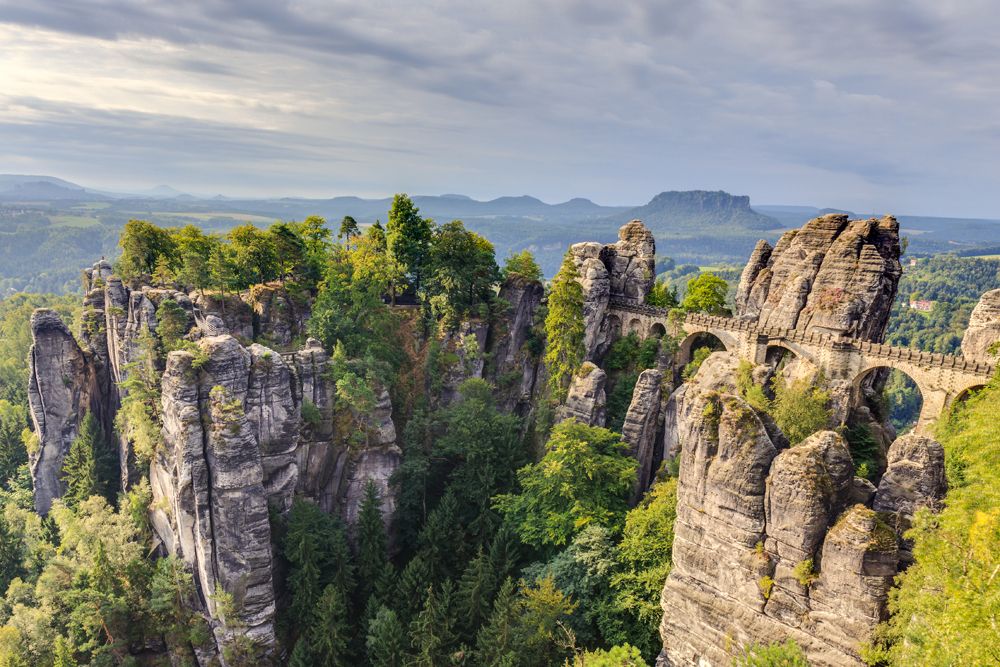 Blick auf die Basteibrücke und den angrenzenden Felsformationen.