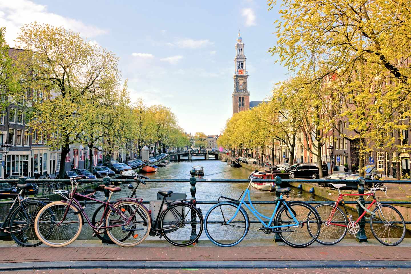 niederlande-amsterdam-fahrraeder-auf-einer-bruecke-g-2069511791