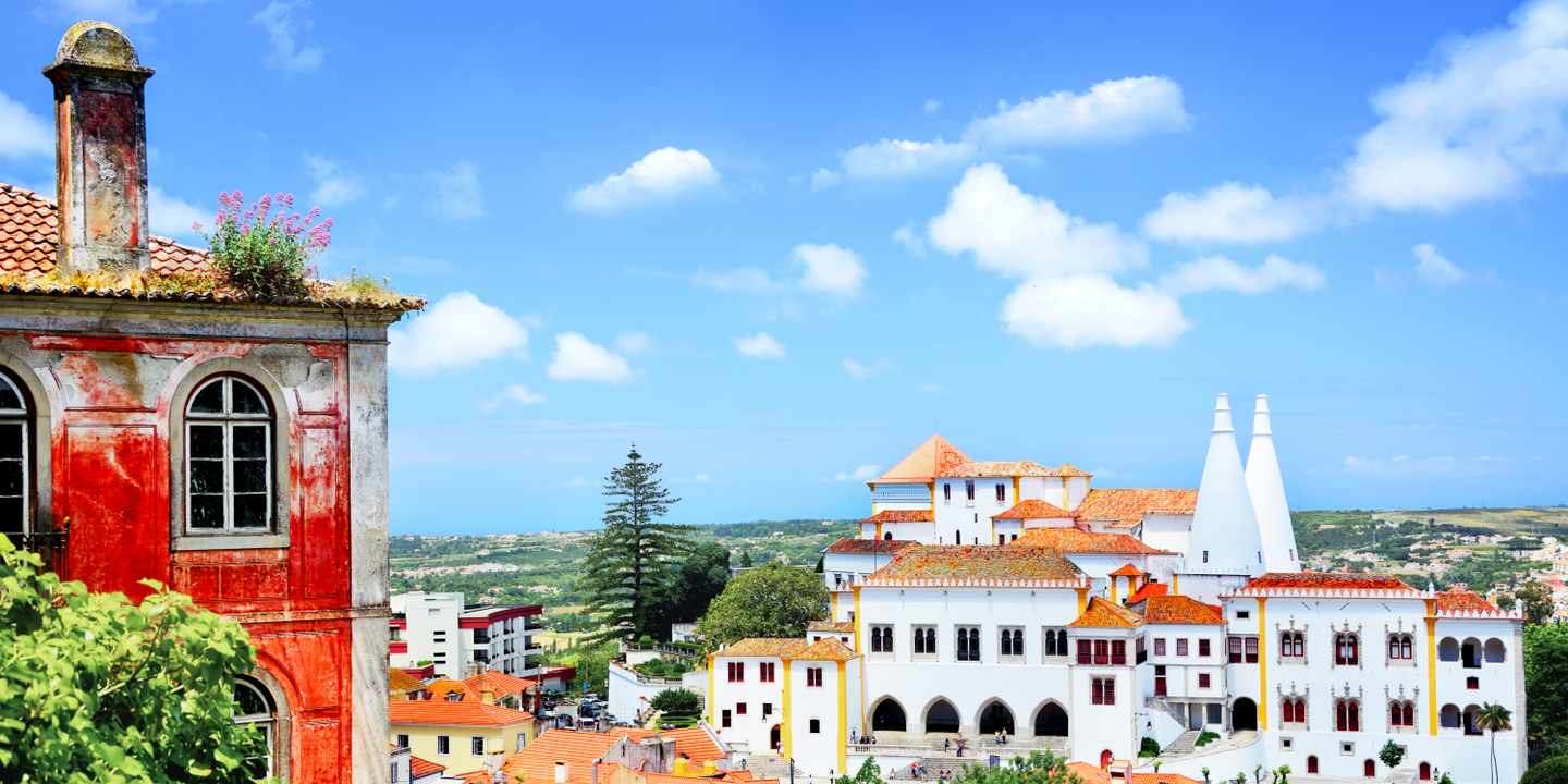 portugal-sintra-altstadt-palacio-nacional-panorama-g-624148550.jpg