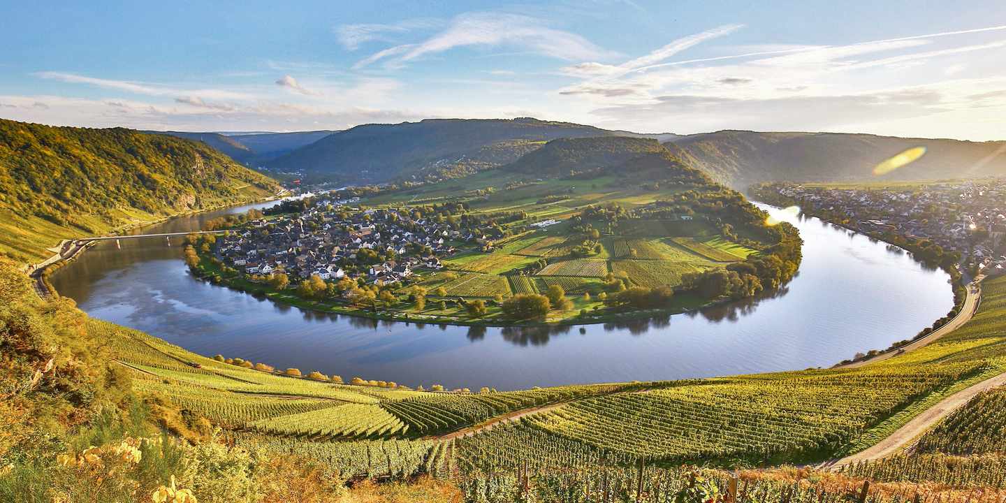Deutschland-Mosel-Fluss-und-Weinberge-g-520977713.jpg