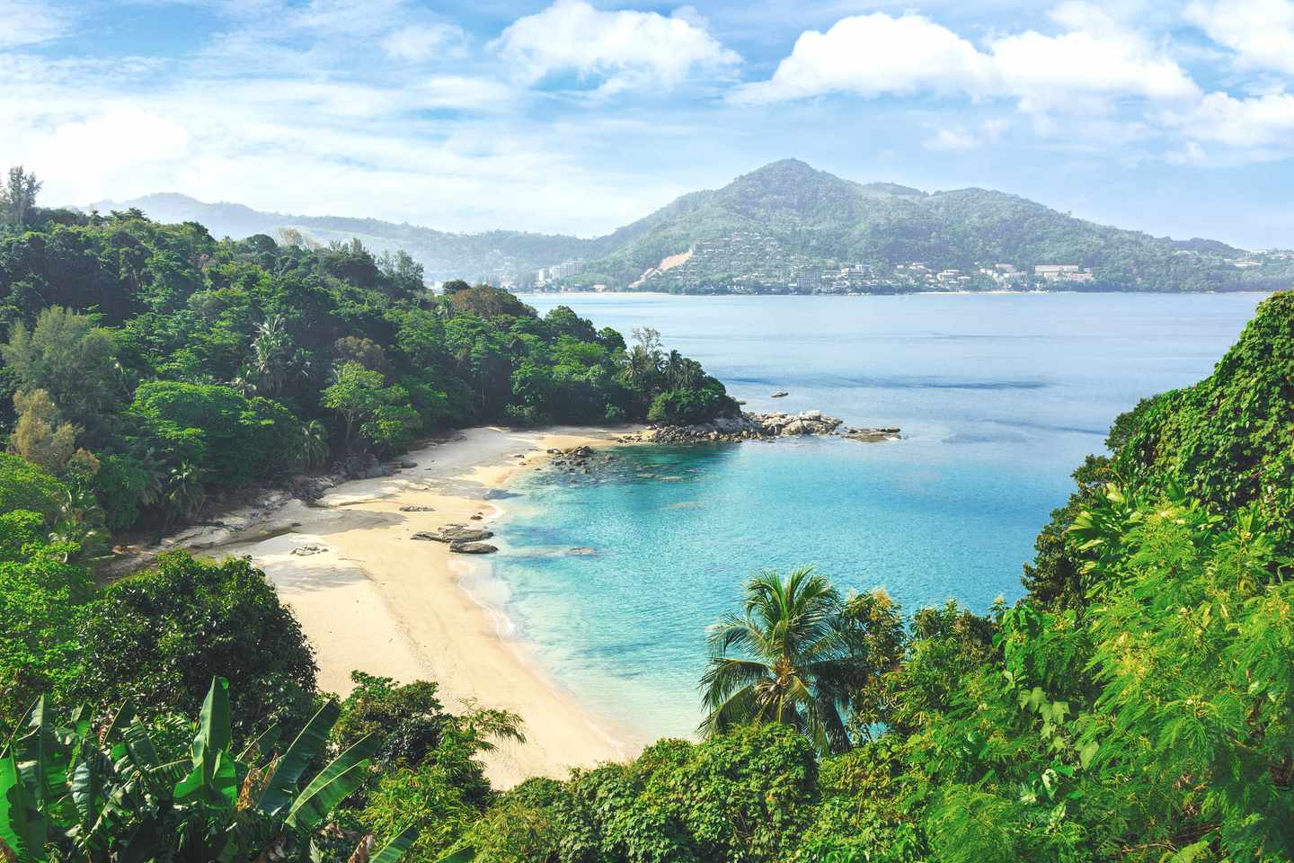 thailand-phuket-von-oben-mit-strand-g-932310782.jpg
