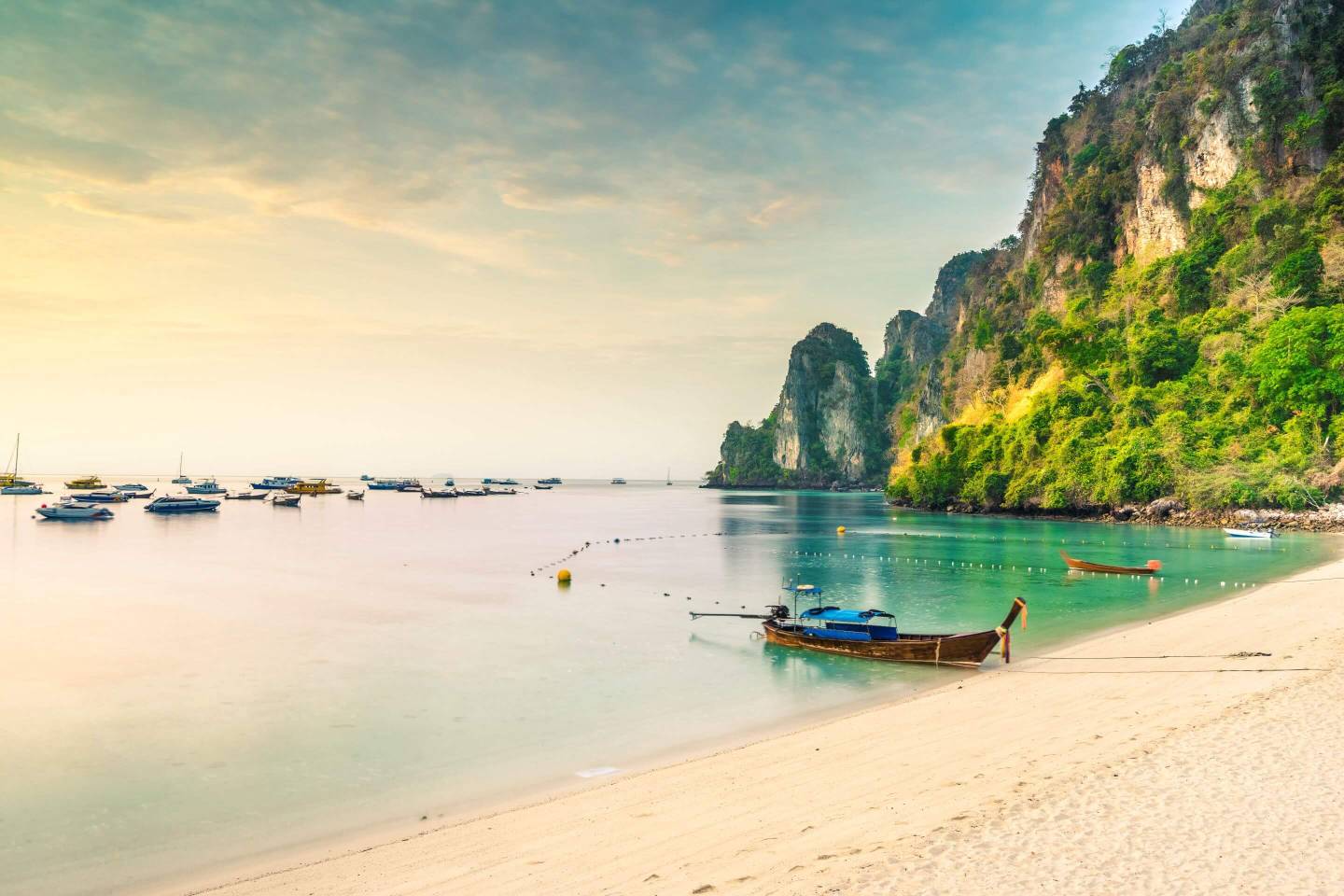 thailand-krabi-strand-im-morgengrauen-g-533984238.jpg