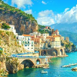 Amalfi_Kueste_Dorf_GettyImages-529590615.jpg