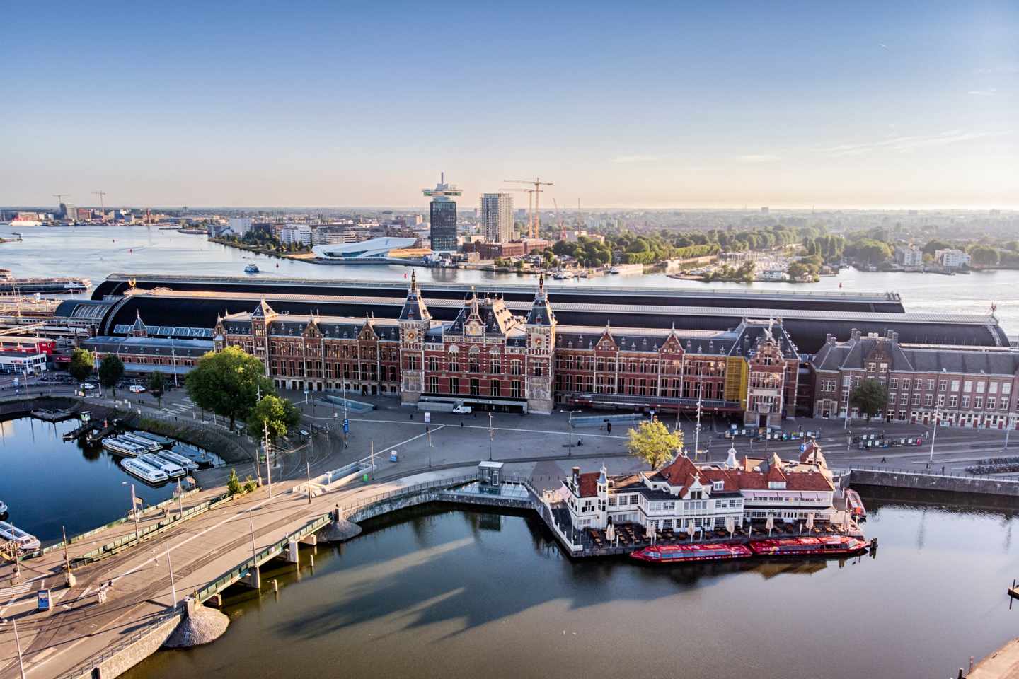 niederlande-amsterdam-hauptbanhof-g-1064257892.jpg