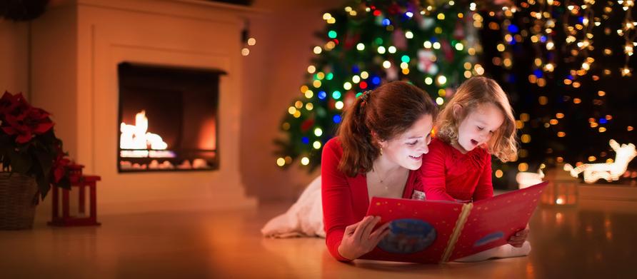 mama-kind-mit-buch-an-weihnachten-g-493437504.jpg