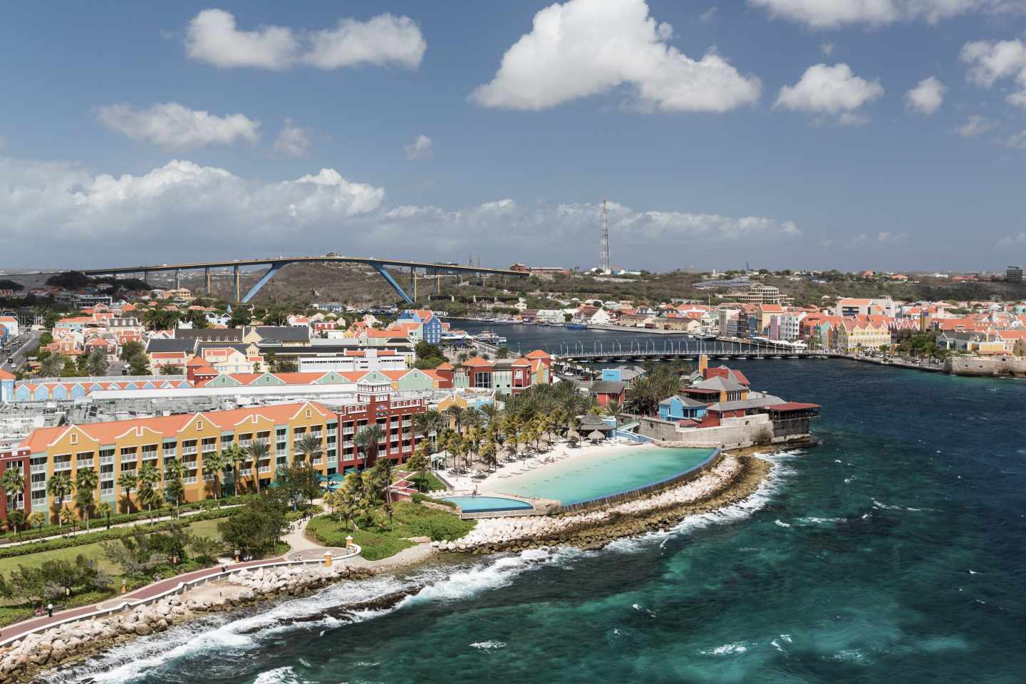 curacao-willemstad-koenigin-emma-bruecke-g-625738812_bearbeitet.jpg