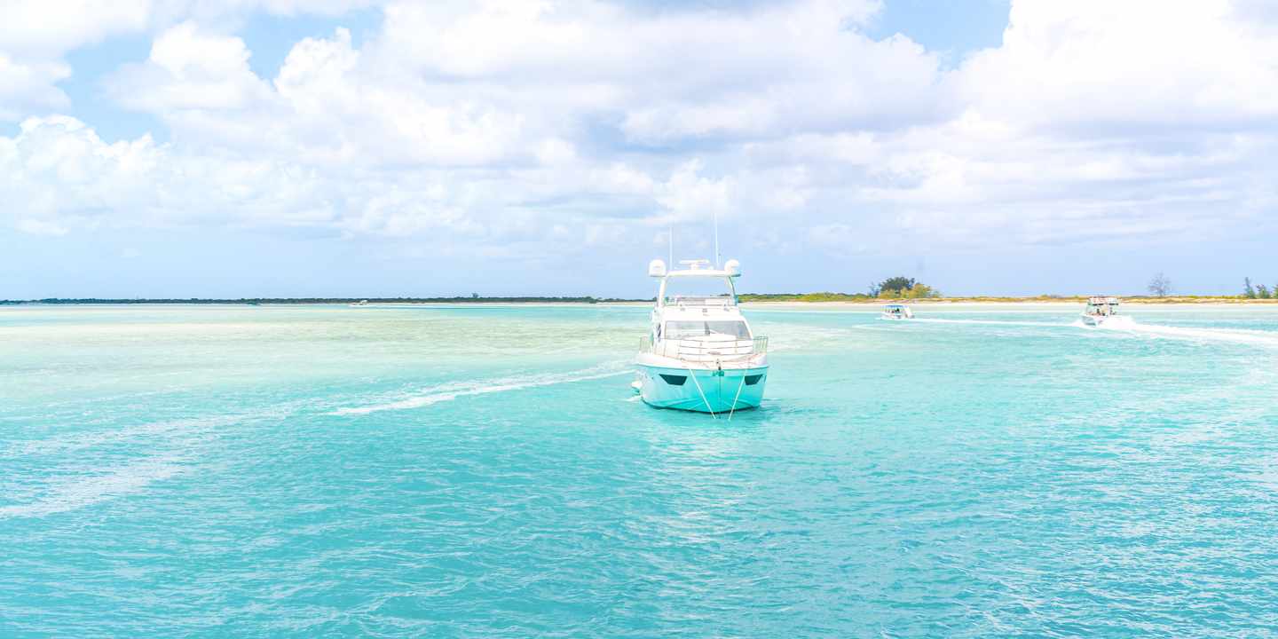 karibik-turks-und-caicos-half-moon-bay-yacht-lagune-sandbank-meer-g-1485475650.jpg