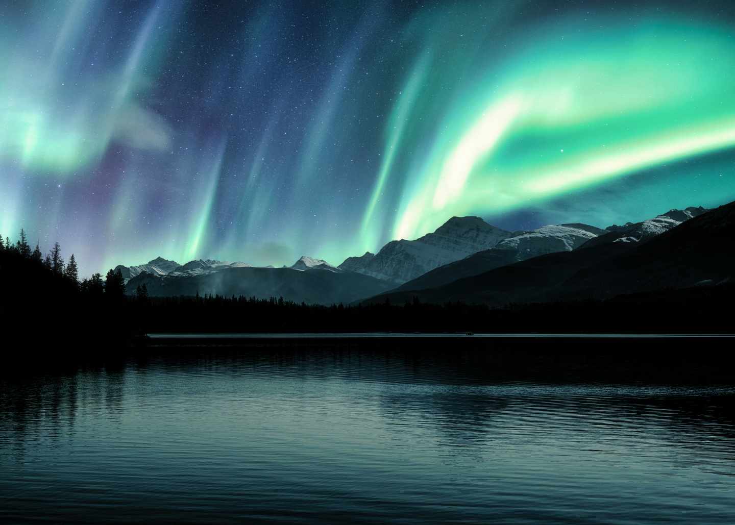 kanada-alberta-jesper-nationalpark-nordlichter-im-wald-an-pyramidensee-g-1205519401.jpg