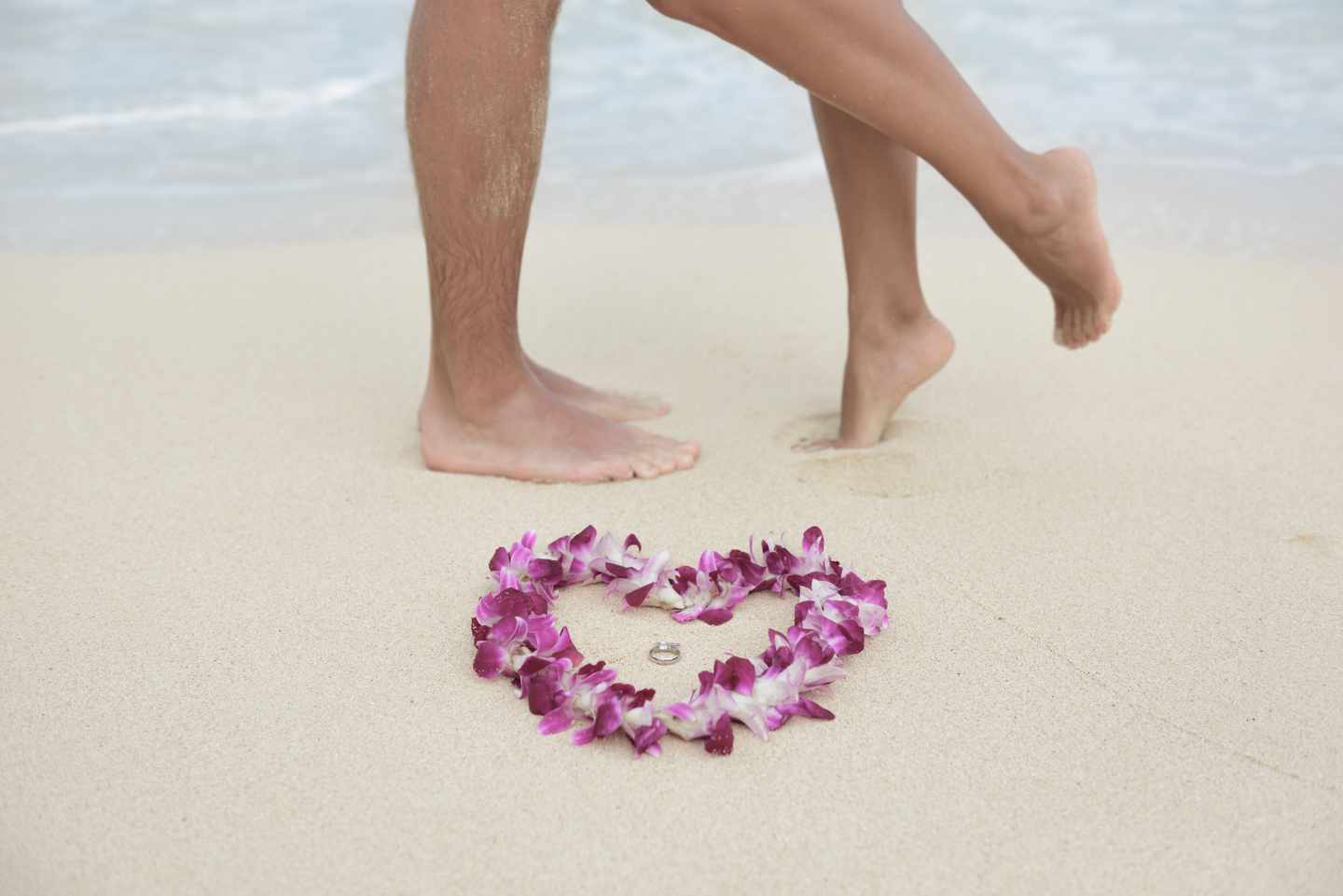 paar-fuesse-strand-blumenkranz-eheringe-g-1297103683.jpg
