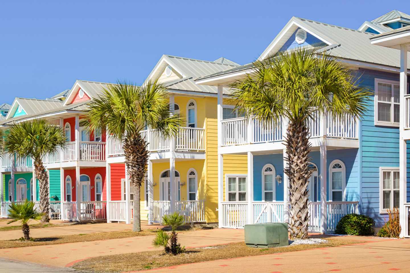 usa-florida-panama-city-beach-bunte-haeuser-g-525981286.jpg