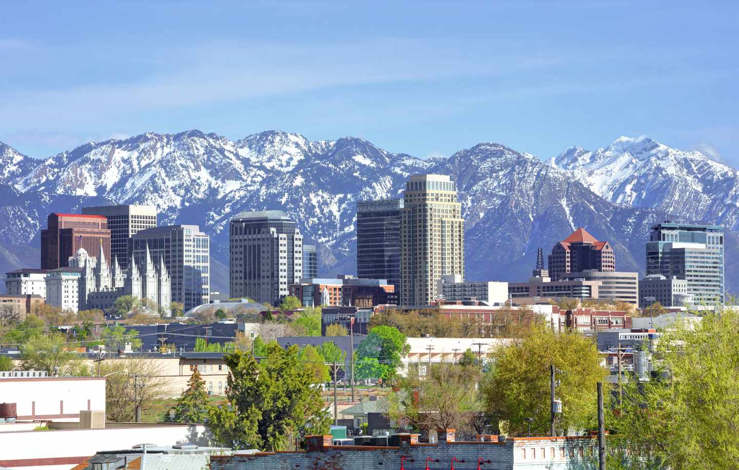 usa-utah-salt-lake-city-schneebedeckte-berge-und-skyline-g-1158467766.jpg