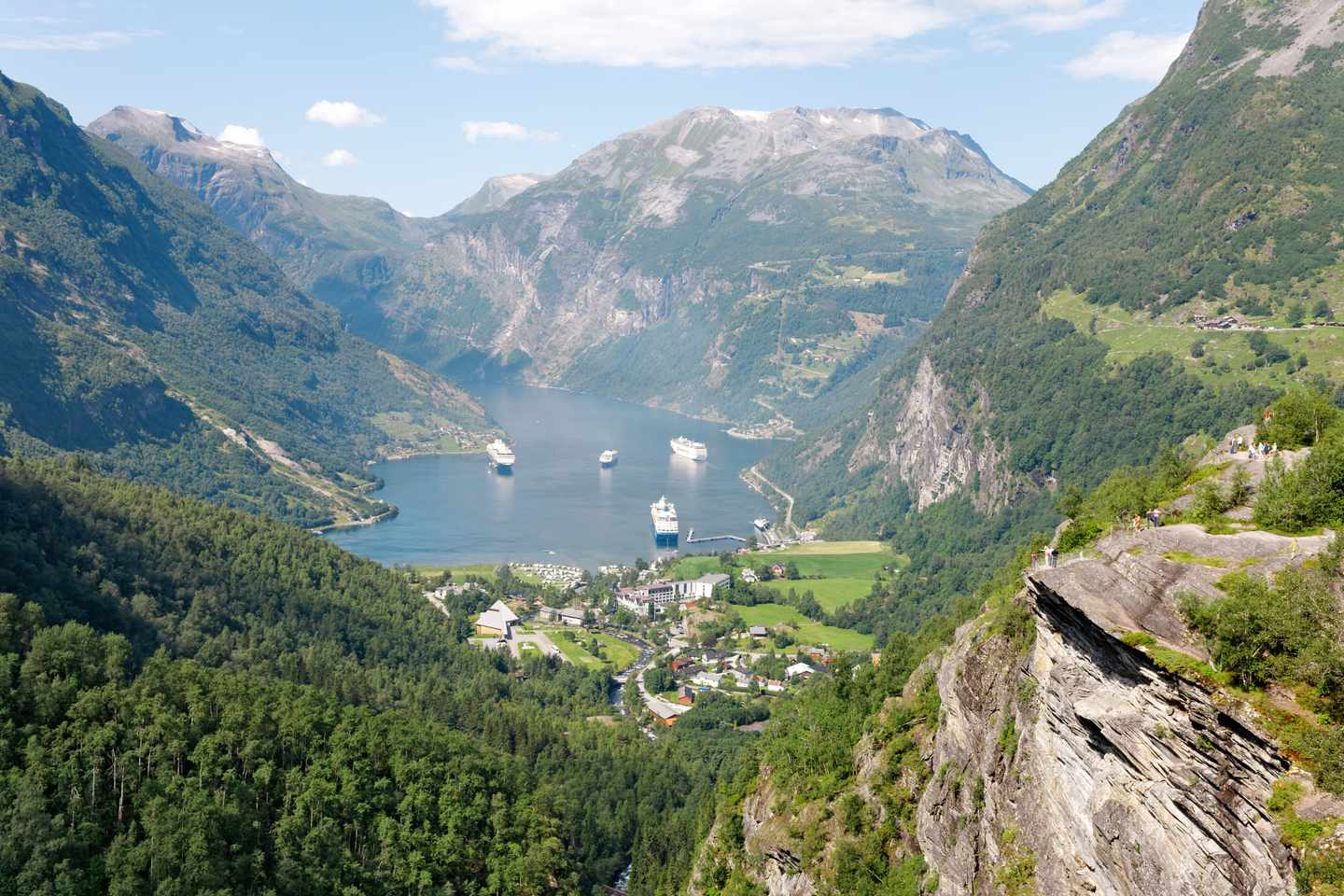 norwegen-geiranger-hafen-ankunft-kreuzfahrschiff-g-464368959.jpg