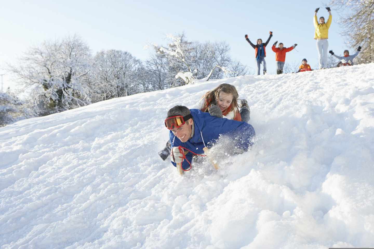 winter-schlittenfahren-rodeln-vater-kind-familie-g-177547084.jpg