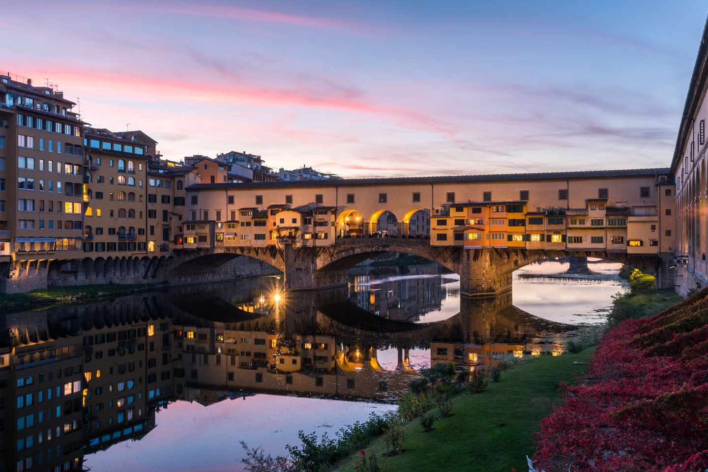 italien-florenz-sehenswuerdigkeiten-tramonto-sul-ponte-vecchio-g-871729364.jpg