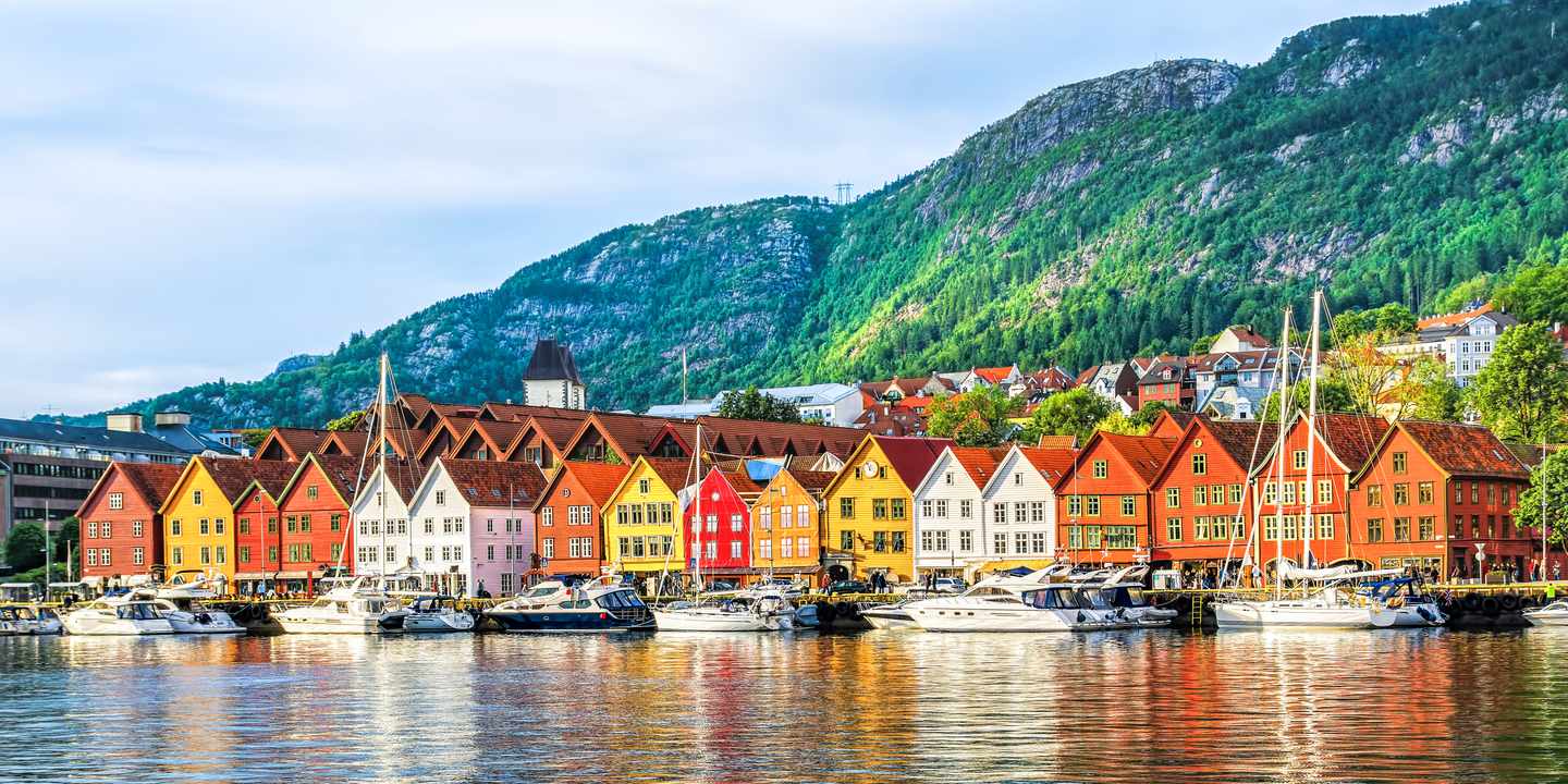 norwegen-bergen-bryggen-historische-haeuser-g-948305492.jpg