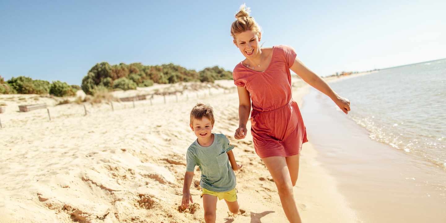 italien-sardinien-familie-am-strand-g-860843956.jpg