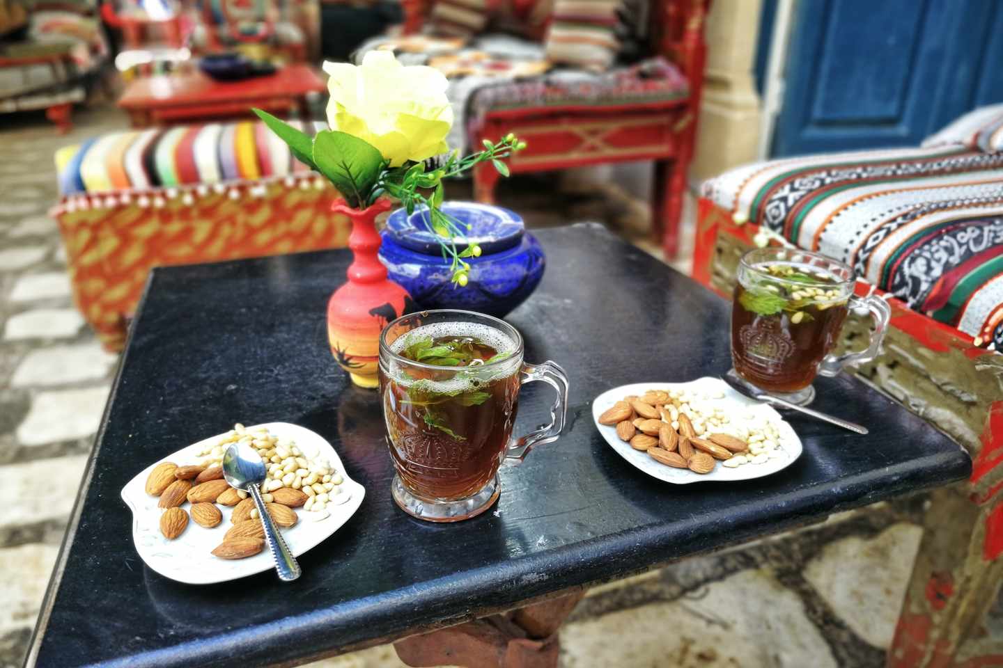 tunesien-djerba-paar-restaurant-essen-g-1186088422.jpg