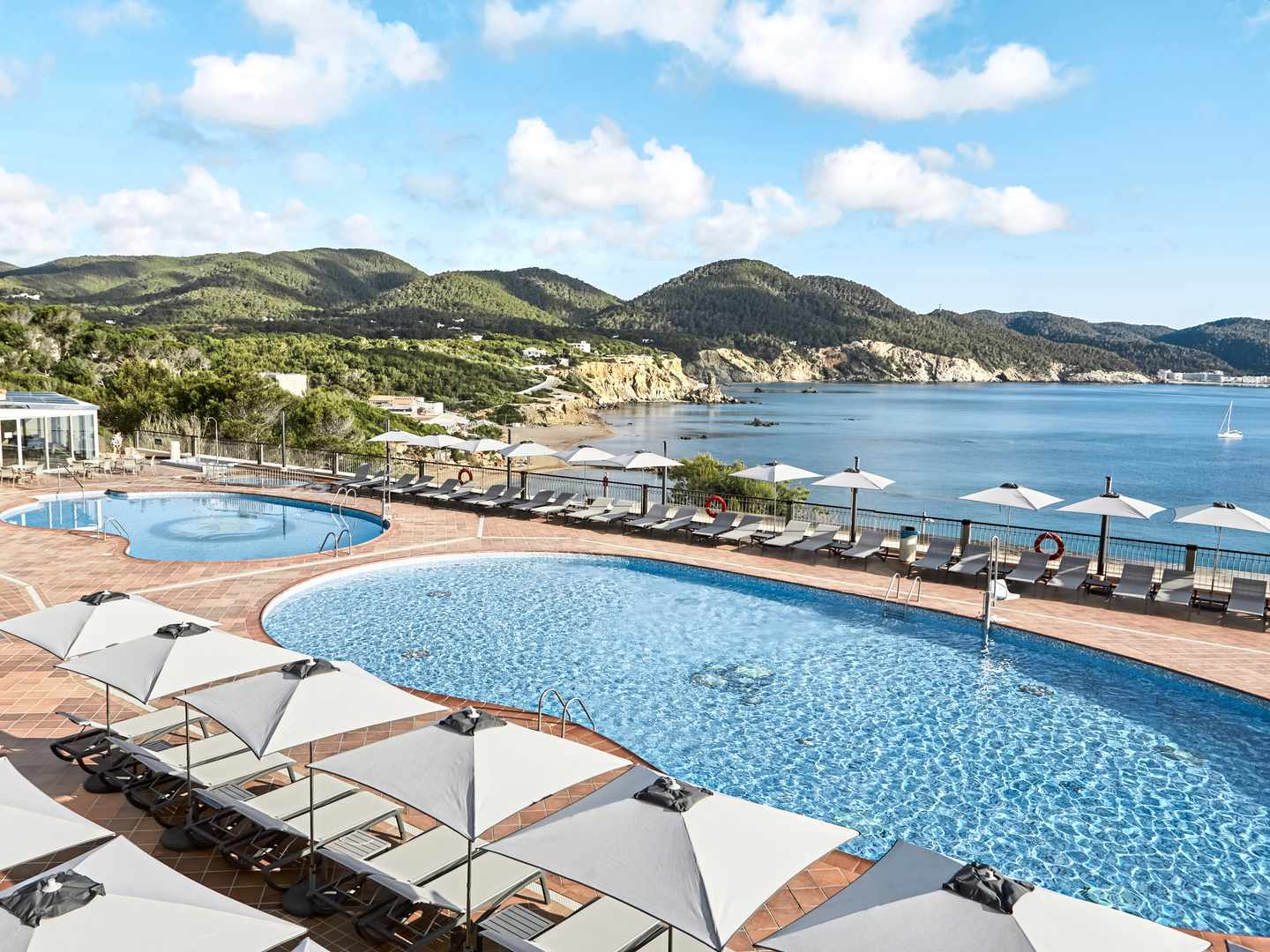 blt2aa07581eeee2bed-spanien-ibiza-sentido-cala-verde-poolbereich-meerblick-kueste-DER1499375.jpg Poolbereich im Sentido Cala Verde auf Ibiza mit Sonnenschirmen, Liegen und weiter Aussicht über die Bucht und das Mittelmeer