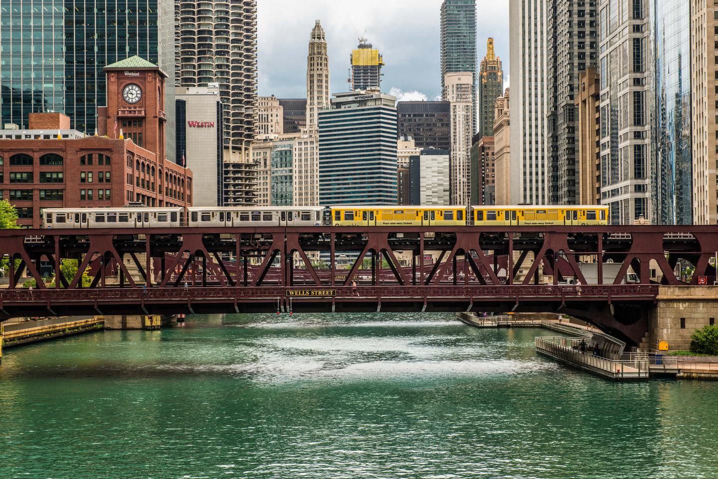 usa-chicago-zug-auf-bruecke-g-1224045073.jpg