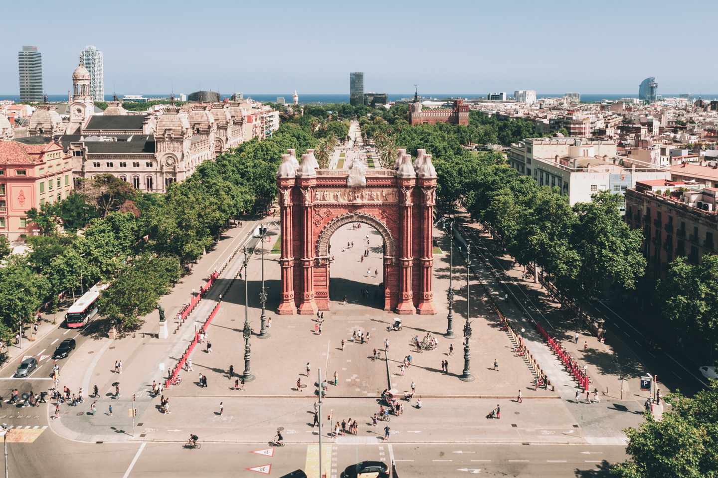 spanien-barcelona-blick-auf-arc-de-triomf-g-1950036356_bearbeitet.jpg