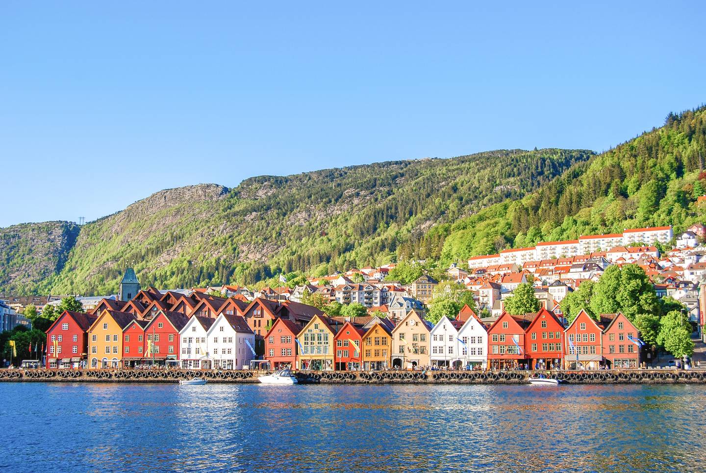 norwegen-bergen-bei-sonnenschein-mit-bunten-haeusern-g-1053671920_bearbeitet.jpg