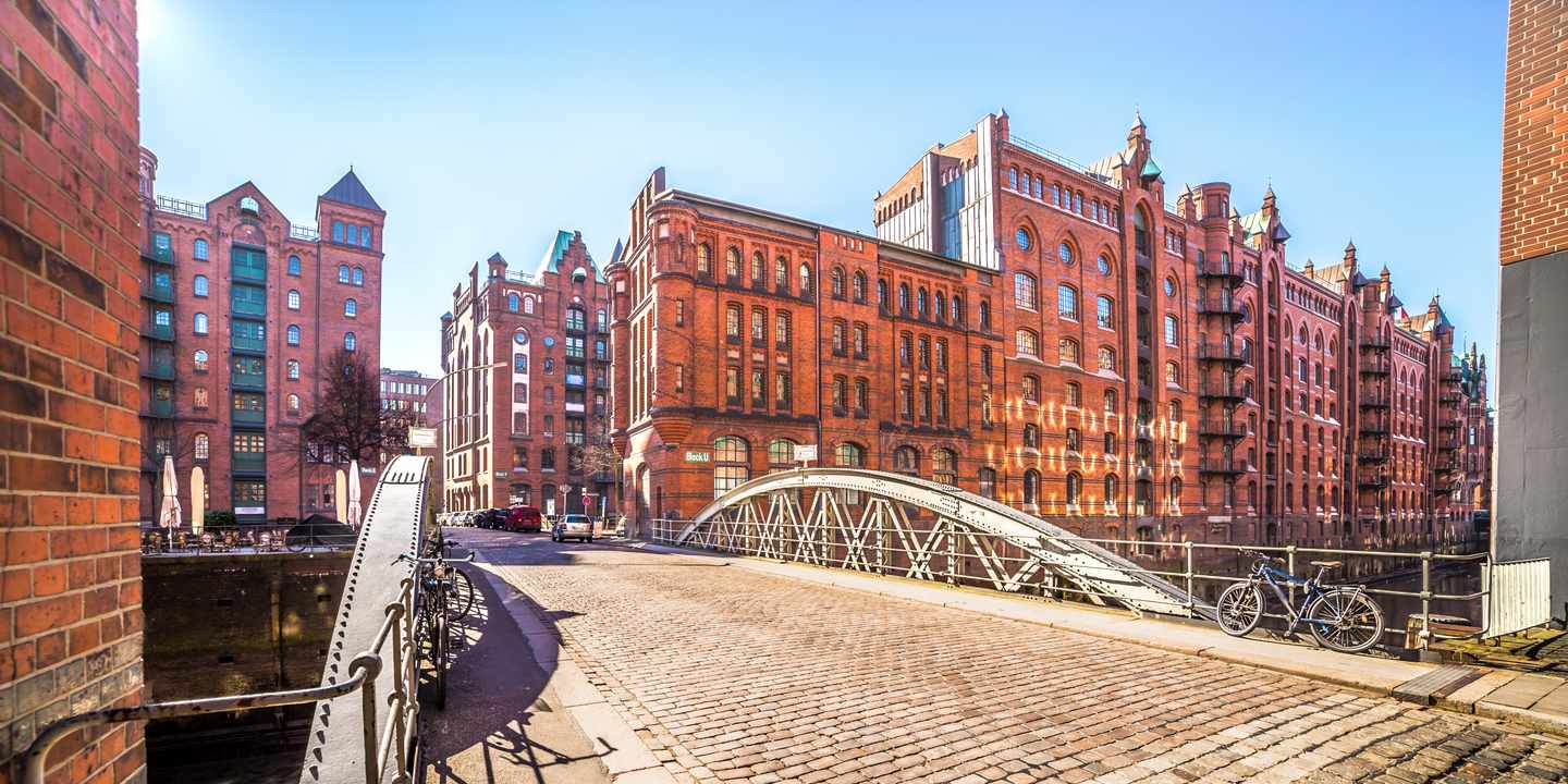 deutschland-hamburg-bruecke-ueber-fleet-zur-speicherstadt-g-1180775071.jpg