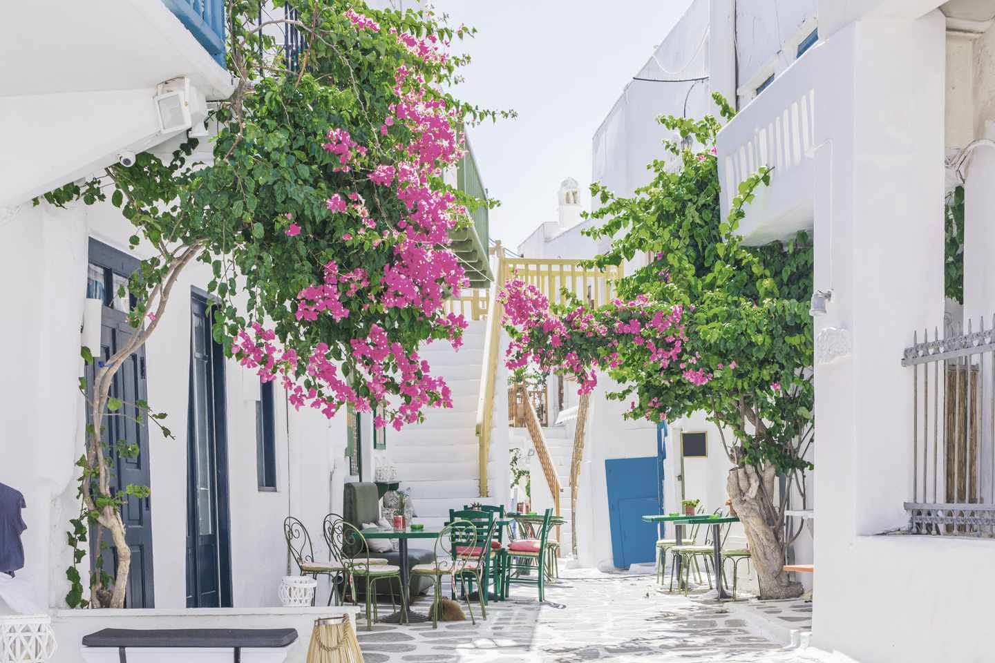 griechenland-mykonos-straßen-mit-weißen-haeusern-g-1301989315.jpg