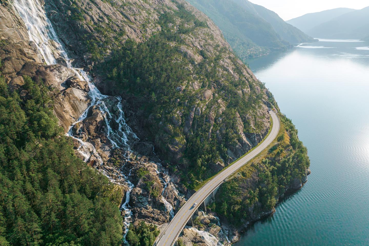 blte16e4802ca427341-norwegen-fjord-luftaufnahme-einer-strasse-beim-wasserfall-g-1445528520.jpg norwegen-fjord-luftaufnahme-einer-strasse-beim-wasserfall-g-1445528520.jpg