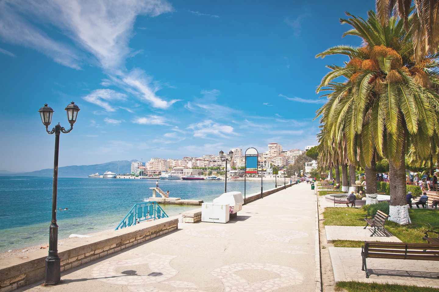 Albanien-Promenade-Saranda-Strand-g-913709420.jpg