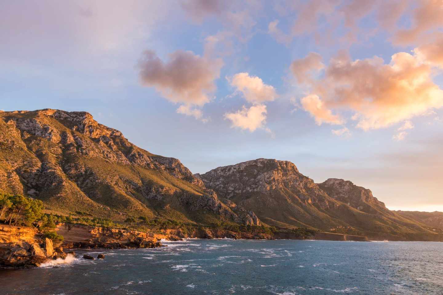 spanien-mallorca-berge-im-sonnenuntergang-g-485017988.jpg