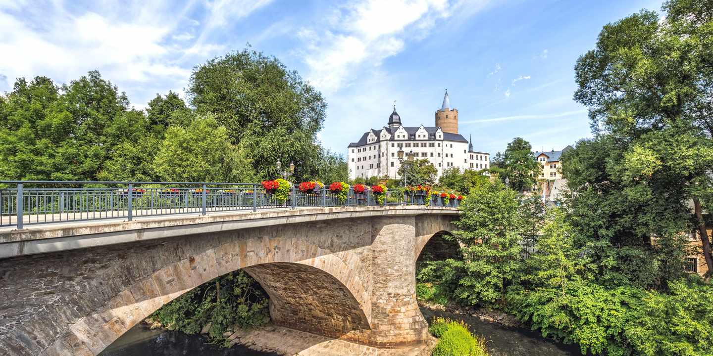 deutschland-sachsen-erzgebirge-zschopau-steinbogenbruecke-blick-auf-schloss-wildeck-s-1458903389.jpg