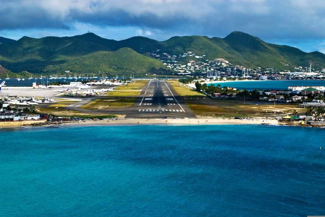 02_01_karibik_st-maarten_maho_strand_flughafen_dertour_g-118079637.jpg